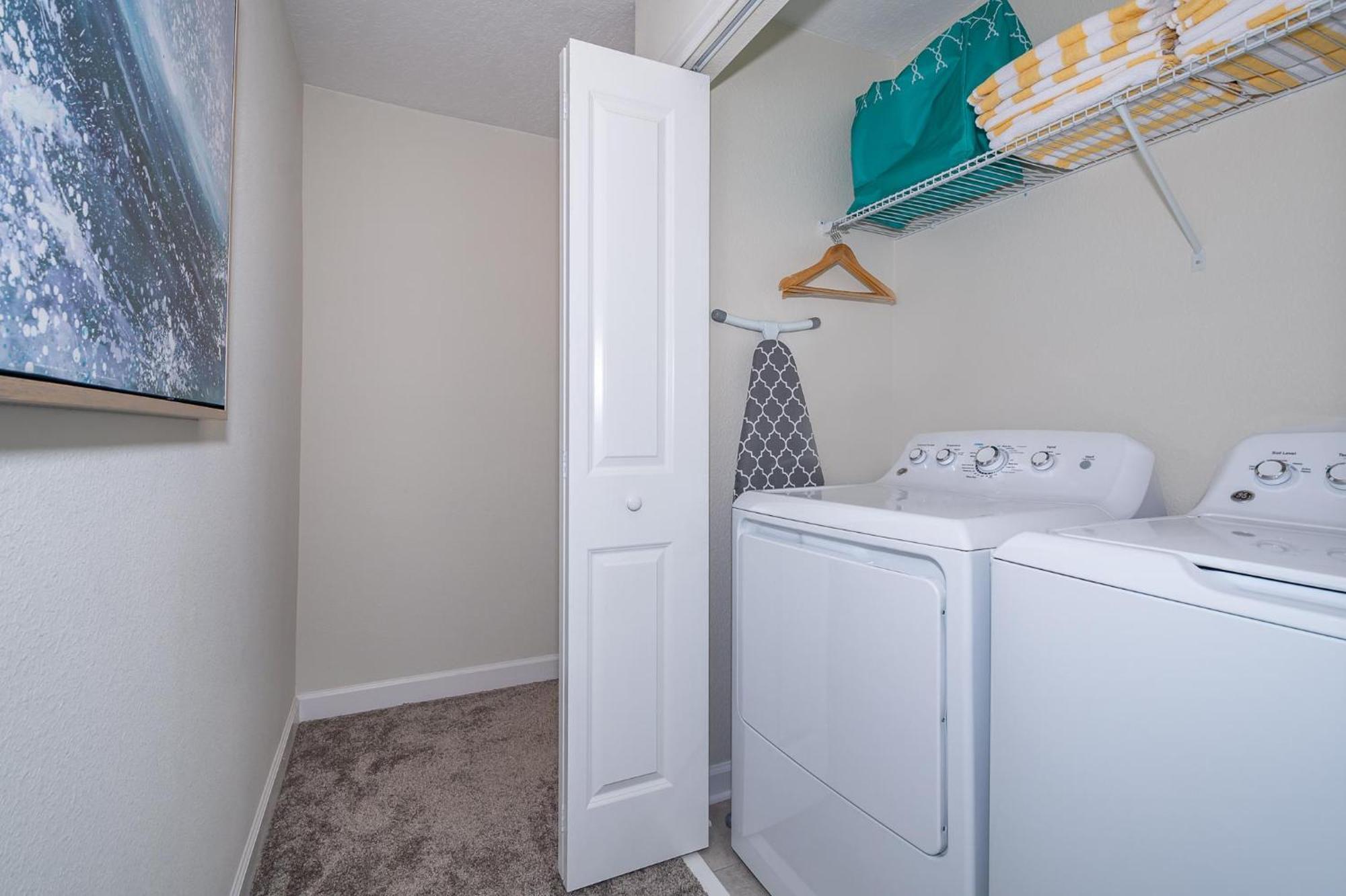 4809am Townhouse 4 Bedrooms & 3 Bathrooms + Pool *